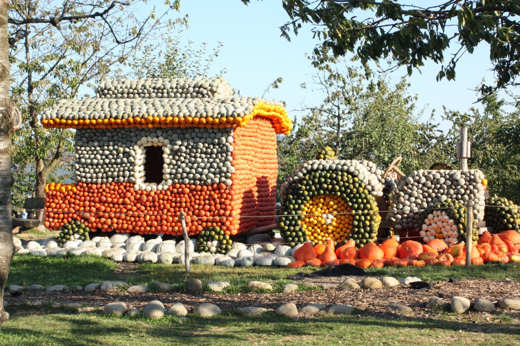 Svirig Blog Post Happy Halloween Juckerhof garden sculpture made of pumpkins